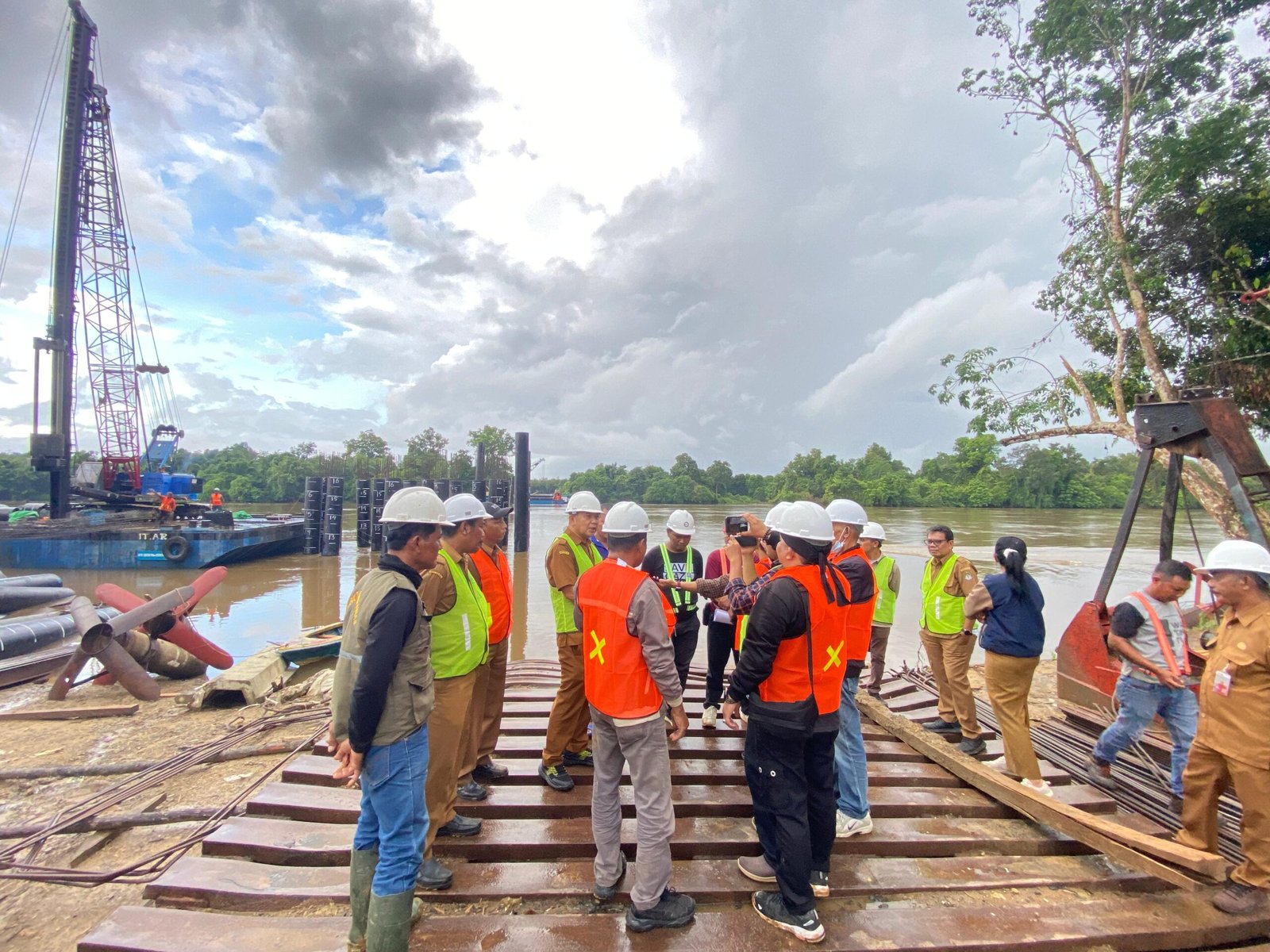Kepala Dinas PUTR Ketapang saat meninjau progres Pembangunan Jembatan Pawan VI di desa ulak medang Kecanatan Muara Pawan, Senin(18/11/2024)