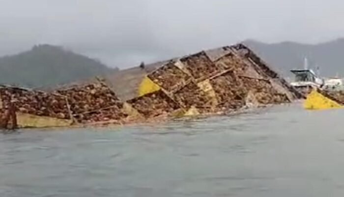 Tongkang Bermuatan Buah Sawit Tenggelam di Perairan Kendawangan