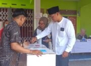 Fahrur Rofi Berikan Suara di TPS 03 Desa Lumbang