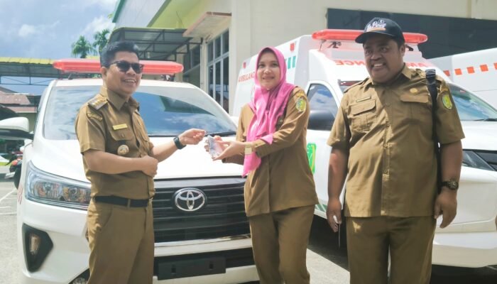 Bupati Sambas Serahkan Lima Unit Ambulans Baru untuk Puskesmas dan RSUD