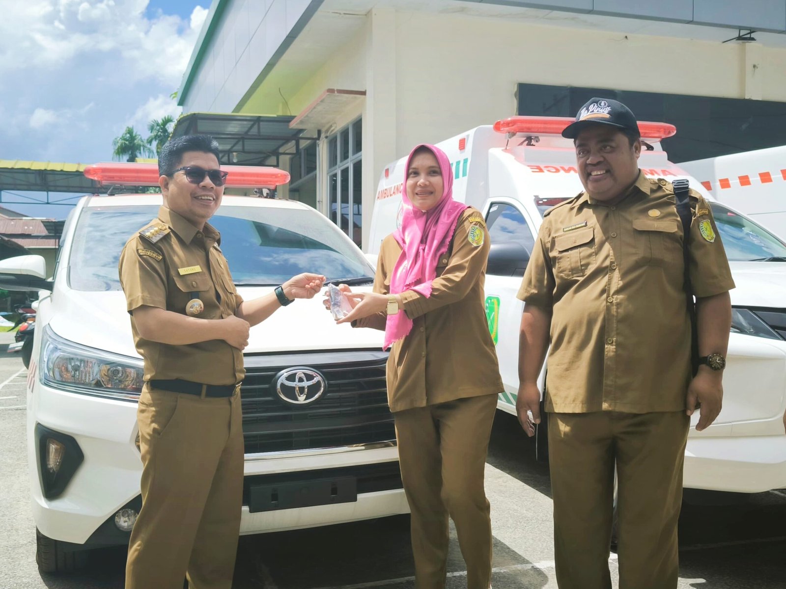 Penyerahan kunci mobil ambulan oleh Bupati Sambas kepada Kepala Puskesmas Tebas/Istimewa