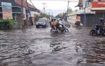 Tangkapan Layar dari Media Sosial WhatsApp tentang kondisi terkini banjir/genangan di kawasan Simpang Tiga Jalan Tani Makmur, Kota Pontianak, Jumat pagi (15/11/2024)