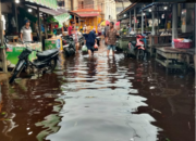 Banjir rob melanda Pasar Pagi Sungai Pinyuh, Senin 16 Desember 2024/Foto Bung Ranie/Jejaring Kalbar