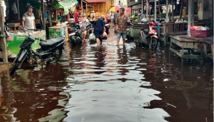 Banjir Rob Melanda Pasar Pagi Sungai Pinyuh, Pedagang dan Pembeli ‘Berendam’