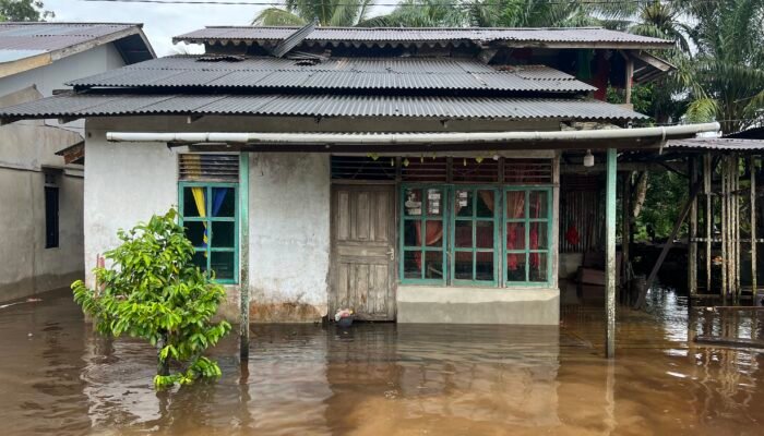 Empat Hari Dilanda Banjir, Warga Gayung Bersambut Pilih Bertahan di Rumah