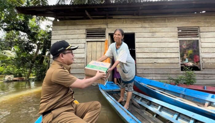 Bupati Sambas Tinjau Lokasi Banjir di Sejangkung, Pastikan Bantuan Tepat Sasaran