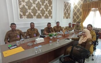 Keterangan foto : Kepala Bidang ( Kabid) Perumahan Rakyat dan Kawasan Pemukiman, Dinas Perkim LH Ketapang, A Razak saat melakukan rapat evaluasi bersama seluruh pejabat pengadaan dan staf di Bidang Perkim, Senin (16/12/2024) pagi.