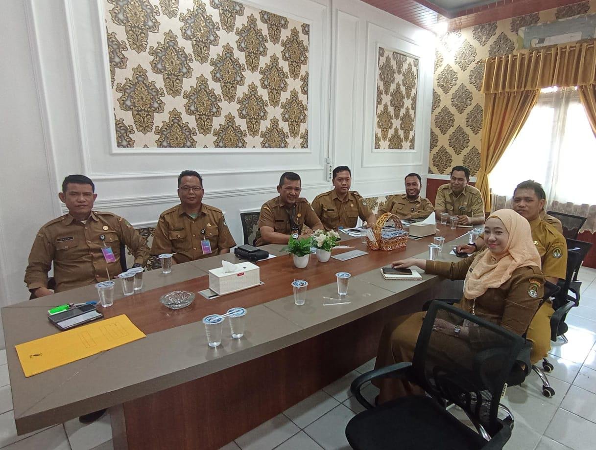 Keterangan foto : Kepala Bidang ( Kabid) Perumahan Rakyat dan Kawasan Pemukiman, Dinas Perkim LH Ketapang, A Razak saat melakukan rapat evaluasi bersama seluruh pejabat pengadaan dan staf di Bidang Perkim, Senin (16/12/2024) pagi.