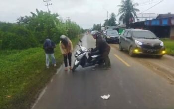 Waspada Jalan Sempalai Penuh Lumpur Proyek Bangunan, Pengendara Berjatuhan!