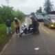 Pengendara jatuh akibat jalan licin penuh lumpur di Sempalai Sebedang.