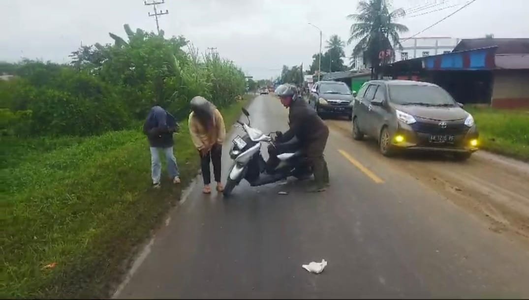 Pengendara jatuh akibat jalan licin penuh lumpur di Sempalai Sebedang.