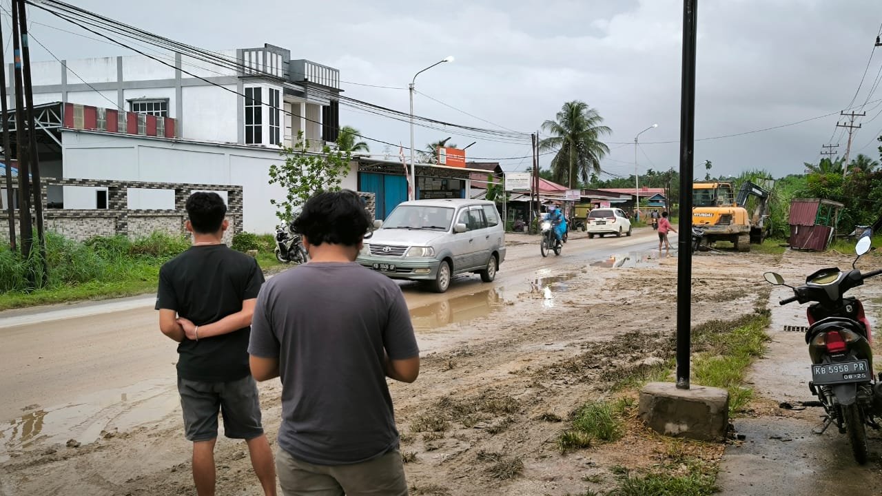 Lokasi keluar masuk proyek bangunan di Sempalai Sebedang.