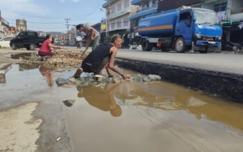 Warga Sungai Pinyuh Swadaya Timbun Bahu Jalan karena Terlalu Tinggi