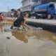 Warga Sungai Pinyuh Swadaya Timbun Bahu Jalan karena Terlalu Tinggi