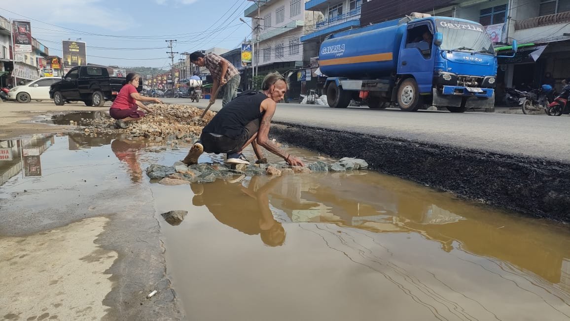 Warga Sungai Pinyuh Swadaya Timbun Bahu Jalan karena Terlalu Tinggi