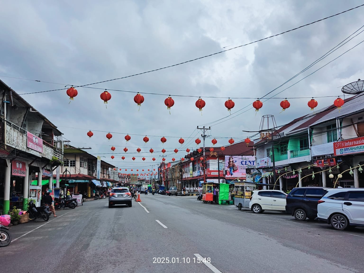 Suasana menyambut Imlek di Pasar Sambas.