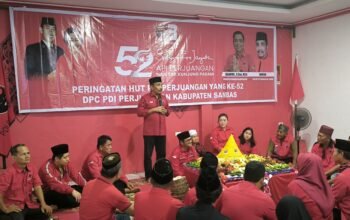 Dewan Pimpinan Cabang (DPC) PDI Perjuangan Kabupaten Sambas turut memeriahkan peringatan Hari Ulang Tahun (HUT) ke-52 PDI Perjuangan yang dilaksanakan serentak di seluruh Indonesia pada Jumat, 10 Januari 2025.