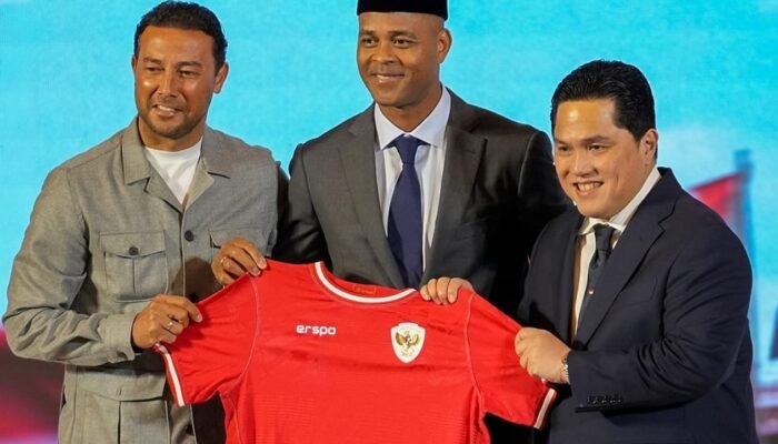 Mengapa Pelatih Timnas Indonesia Patrick Kluivert Pakai Songkok saat Perkenalan Publik?