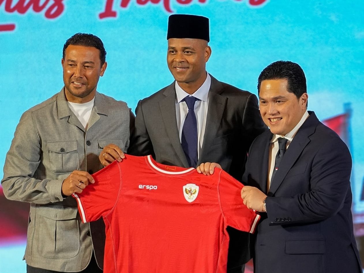 Pelatih Timnas Indonesia, Patrick Kluivert pakai peci atau songkok saat perken pertamanya di publik, Minggu 12 Januari 2025/Foto IG Timnas Indonesia