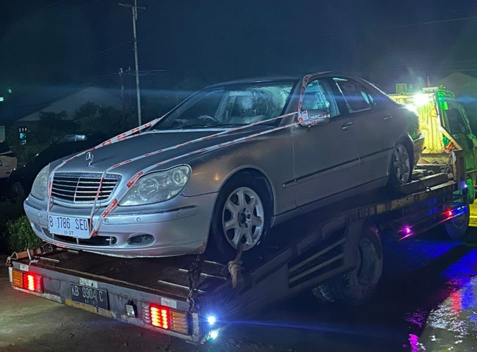 Mobil Mercedes Benz yang diselundupkan dari Malaysia ditangkap Bea Cukai Sintete.