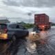 Banjir di Jalan Raya Galang, kendaraan melintas harus menerobos genangan air, Kamis 16 Januari 2025/Jejaring Kalbar.
