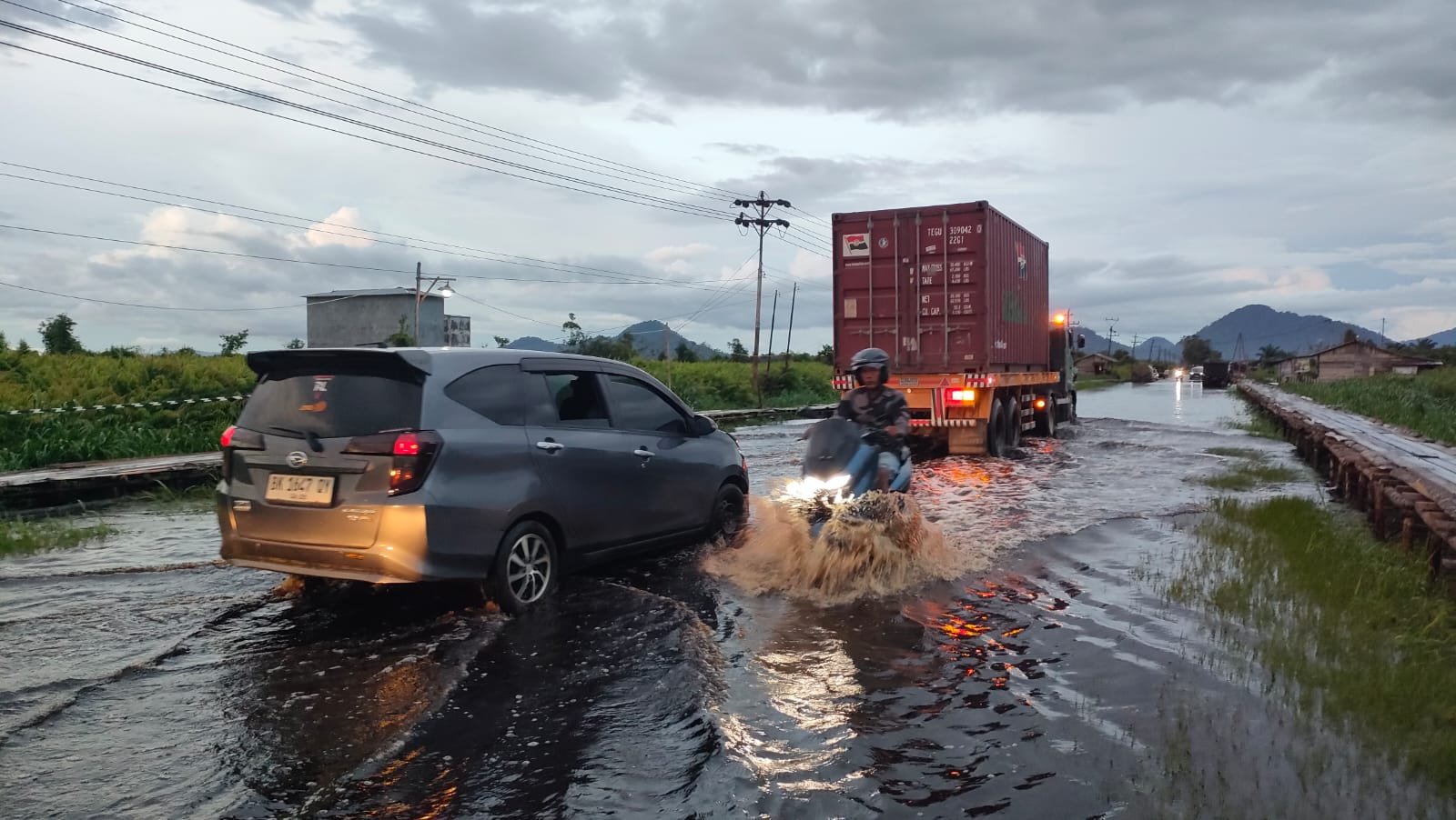 Banjir di Jalan Raya Galang, kendaraan melintas harus menerobos genangan air, Kamis 16 Januari 2025/Jejaring Kalbar.