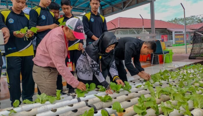 Rutan Sambas dan SMK Negeri Unggulan Sambas Kolaborasi Tanam Sawi Hidroponik