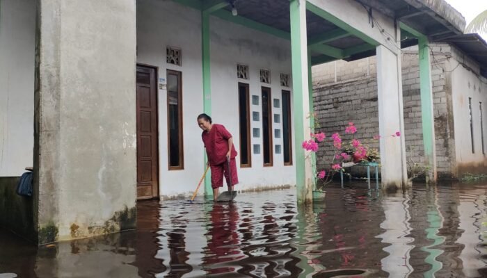 Warga Gang Beringin Kelurahan Sungai Pinyuh Dilanda Banjir Tahunan