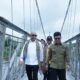 DPR RI, Syarief Abdullah Alkadrie dan Bupati Sambas, Satono saat peresmian jembatan gantung Pedada-Sungai Serabek.