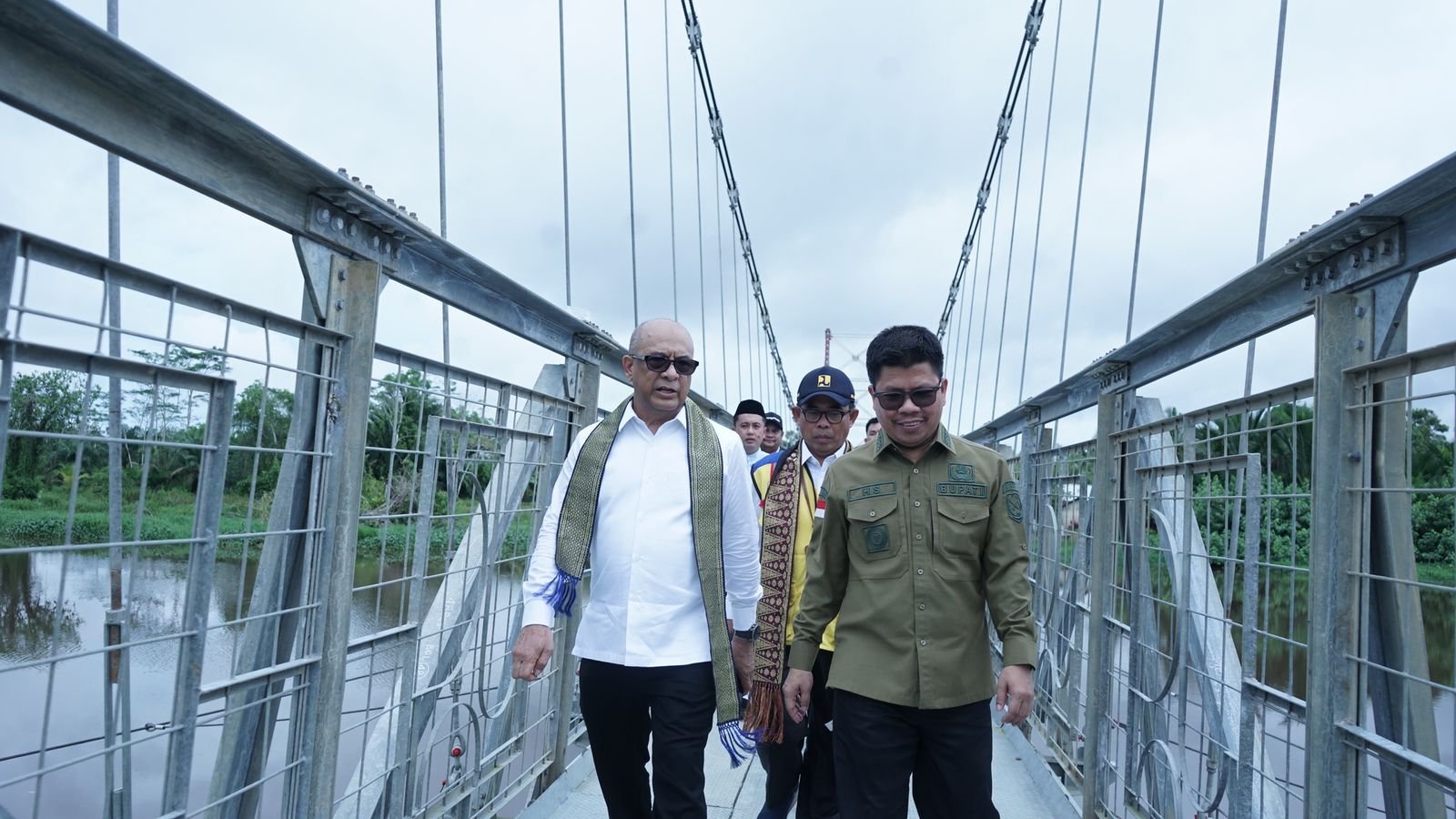 DPR RI, Syarief Abdullah Alkadrie dan Bupati Sambas, Satono saat peresmian jembatan gantung Pedada-Sungai Serabek.