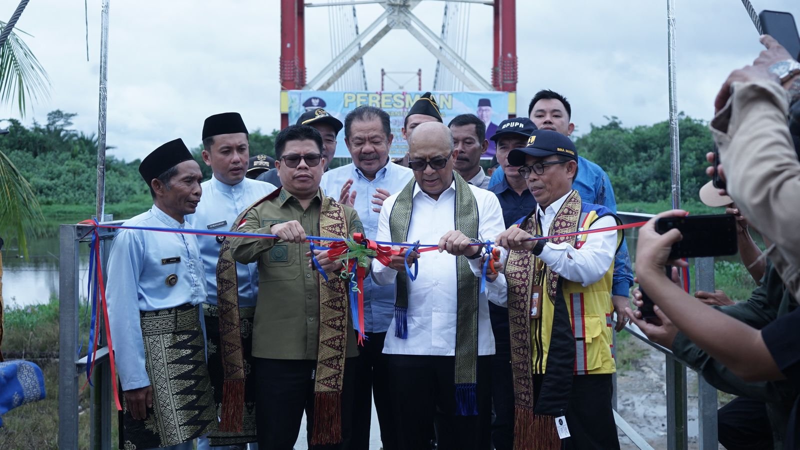 Momen peresmian jembatan gantung Pedada-Sungai Serabek, Kecamatan Teluk Keramat.