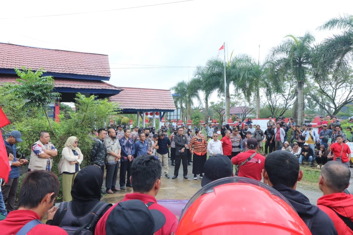 Aksi damai buruh PT Wahana Hijau Semesta di Kabupaten Sambas, menggeruduk Kantor Dinas Tenaga Kerja dan Transmigrasi Kabupaten Sambas, Kamis 30 Januari 2025/Foto Gusmuhardika.