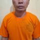 Tersangka kasus asusila di Pemangkat ES (44) saat ditangkap polisi.