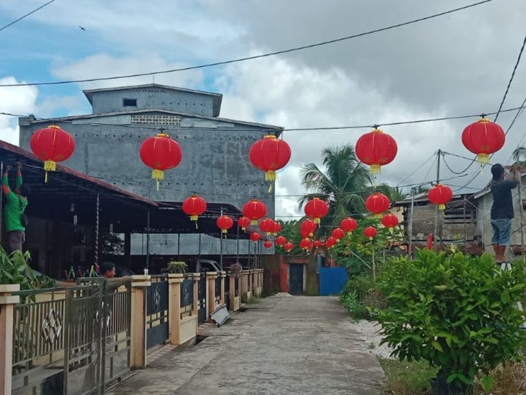 Warga Tionghoa mulai berhias lampion-lampion menyambut Imlek 2025.