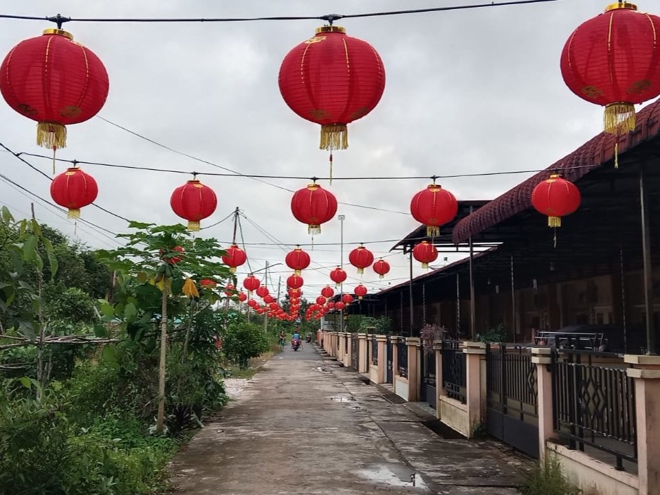 Warga Tionghoa mulai berhias lampion-lampion menyambut Imlek 2025.