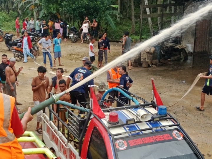 Kebakaran bengkel mobil di Sungai Dayak, Purun Kecil, Mempawah, Minggu 12 Januari 2025.