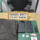 Tersangka berinisial K dan barang bukti 2 paket sabu yang disita polisi saat penangkapan di Selakau, Kabupaten Sambas.