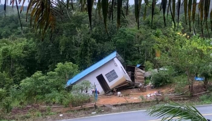 Rumah Warga di Sajingan Rusak Berat dan Nyaris Jatuh ke Jurang Akibat Longsor
