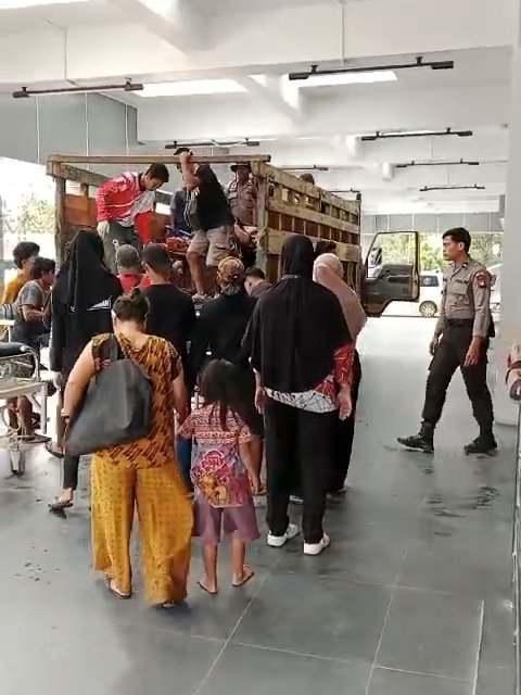 Ibu melahirkan di dalan truk dirujuk ke RSUD Rubini Mempawah.