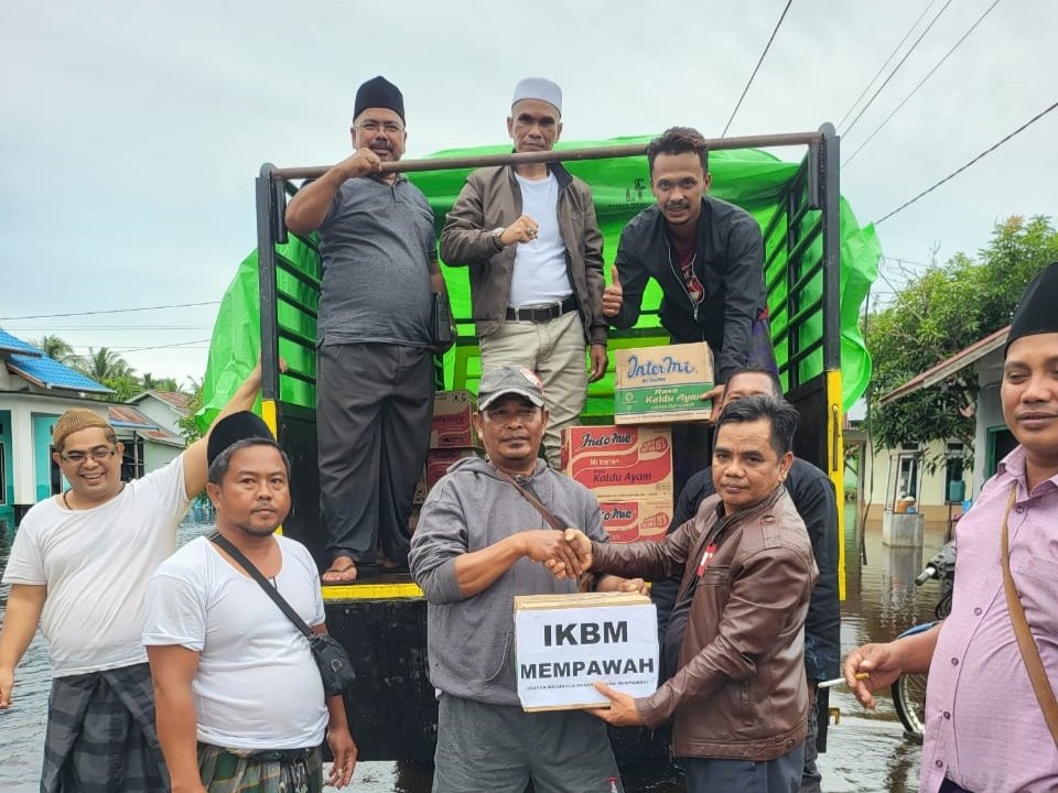 IKBM Mempawah salurkan bantuan untuk korban banjir di Desa Pasir/Istimewa