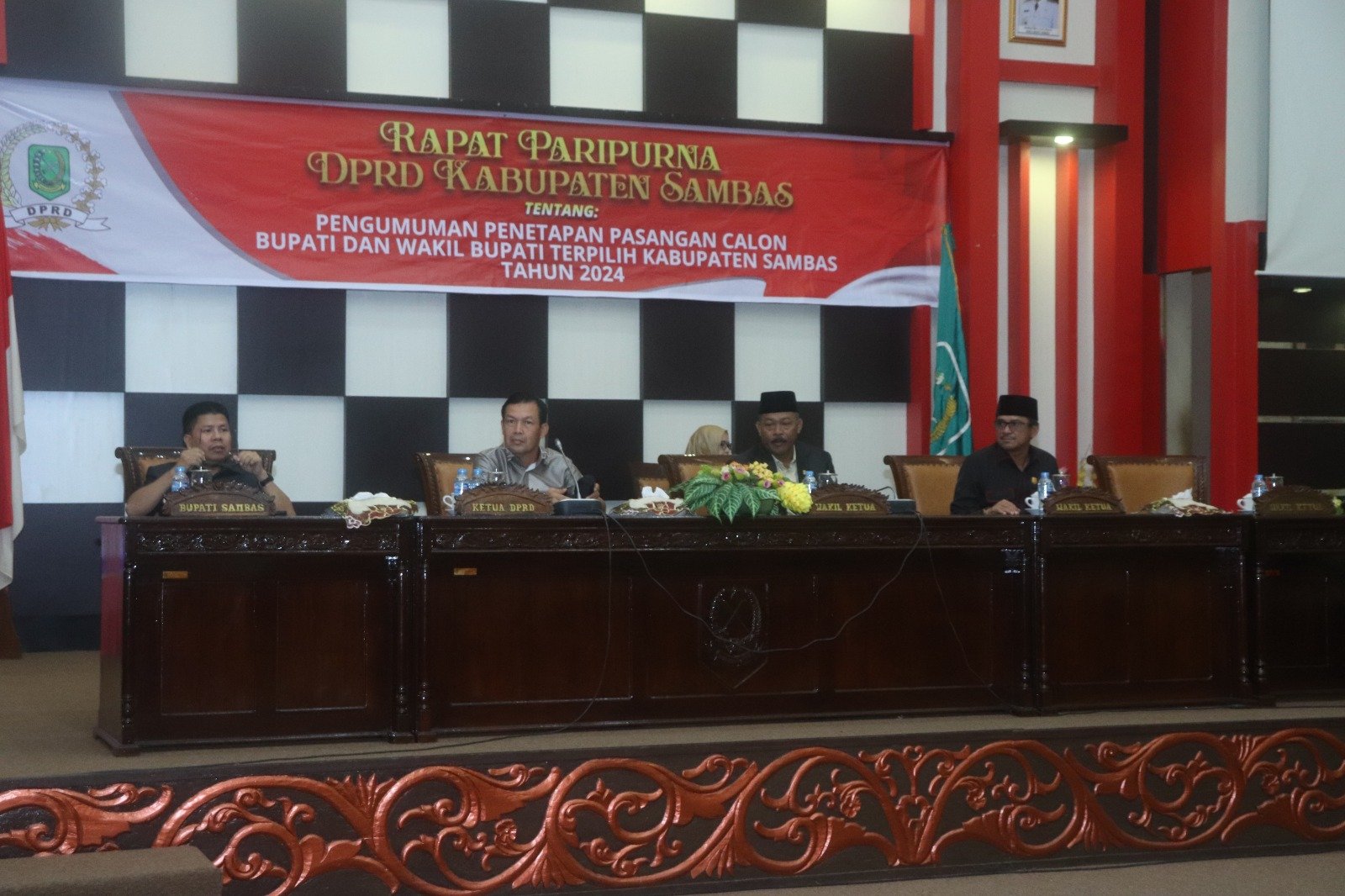 DPRD Kabupaten Sambas menggelar Sidang Paripurna untuk menetapkan pasangan Satono-Hero sebagai Bupati dan Wakil Bupati Sambas terpilih di Aula  Utama Kantor DPRD, Selasa 14 Januari 2025.
