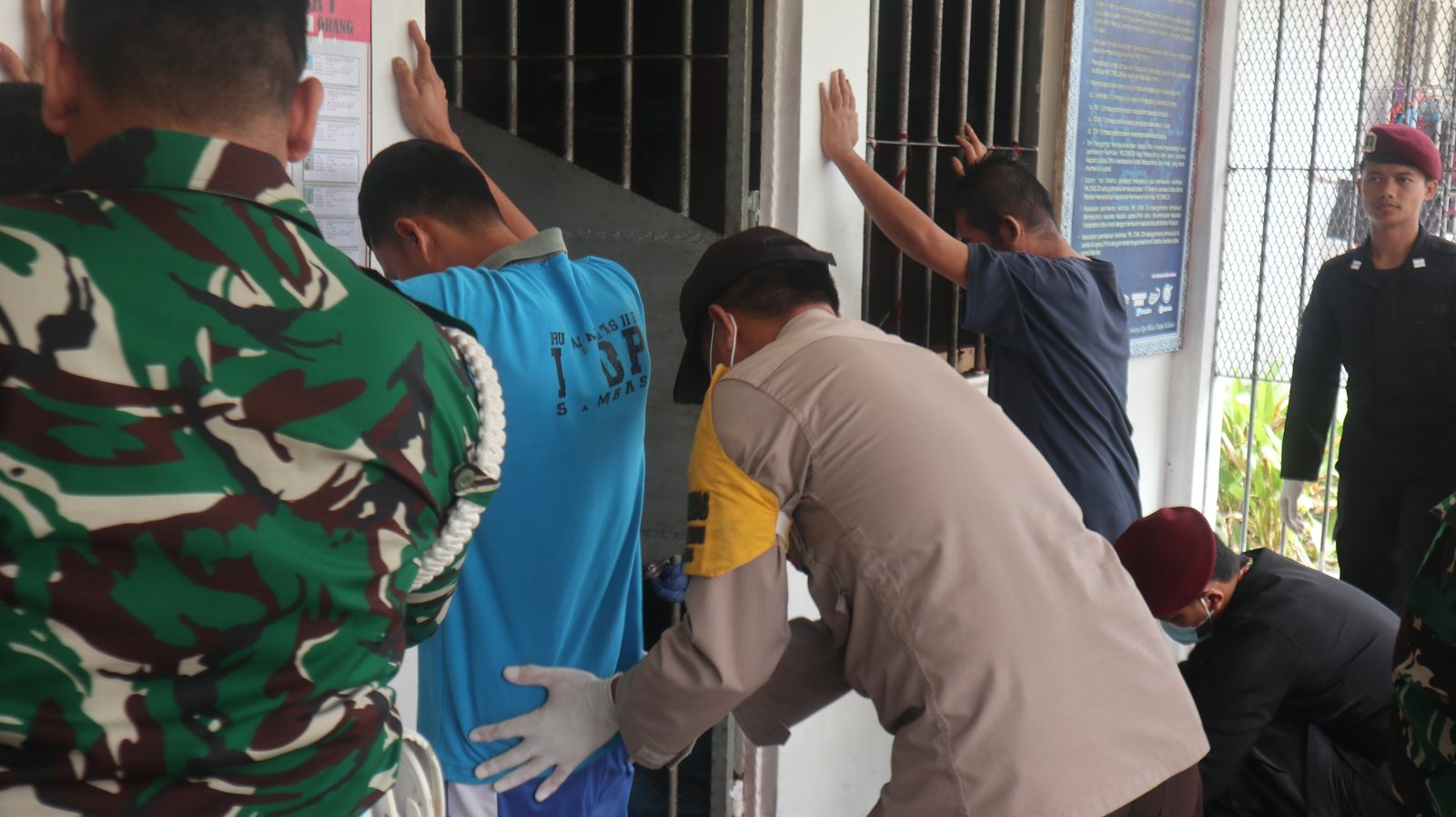 Jaga Kondusifitas, Rutan Sambas Gelar Razia Gabungan Bersama TNI dan Polri