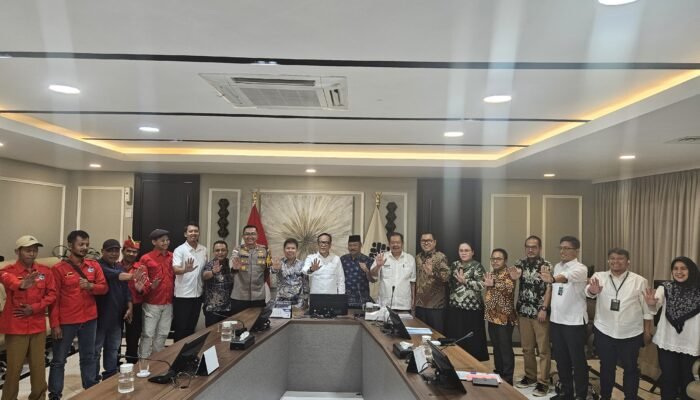 Bupati Sambas Fasilitasi Pertemuan Buruh Sawit yang Terkena PHK dengan Wamenaker