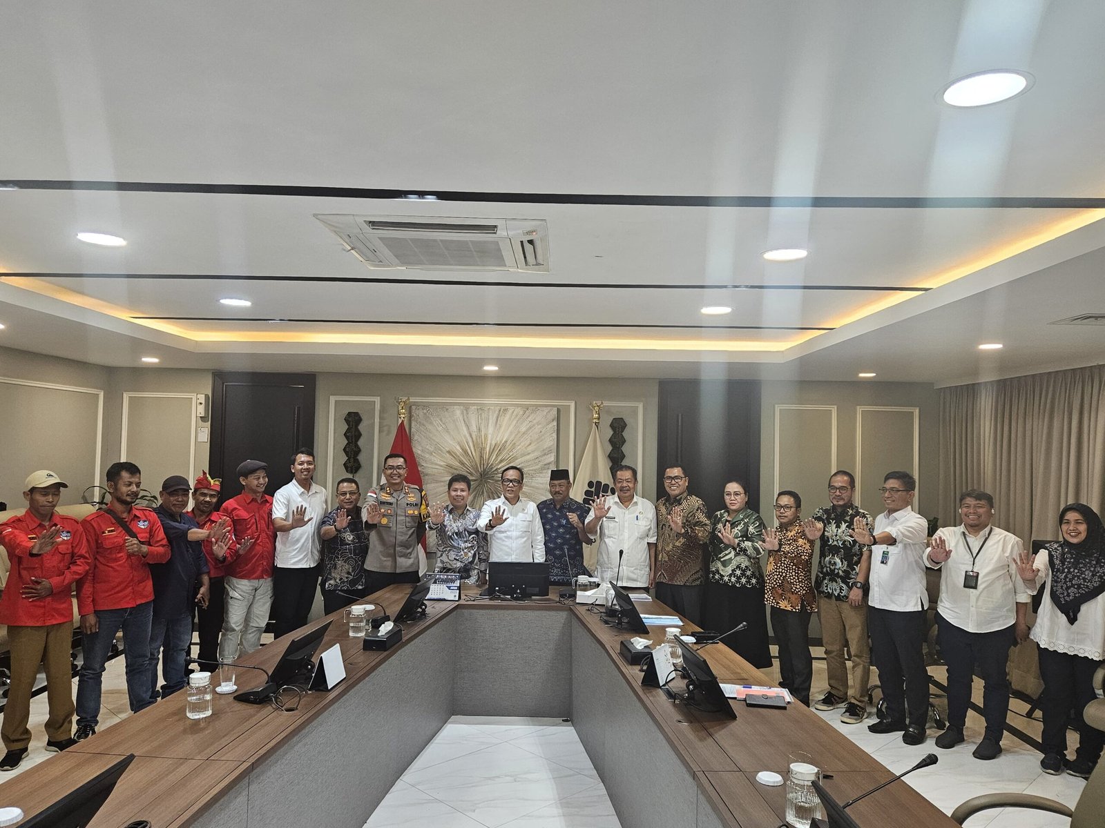 Bupati Sambas Fasilitasi Pertemuan Buruh Sawit dengan Wamenaker RI
