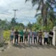 Warga Parit Lintang bangun pintu gerbang di kampung mereka.