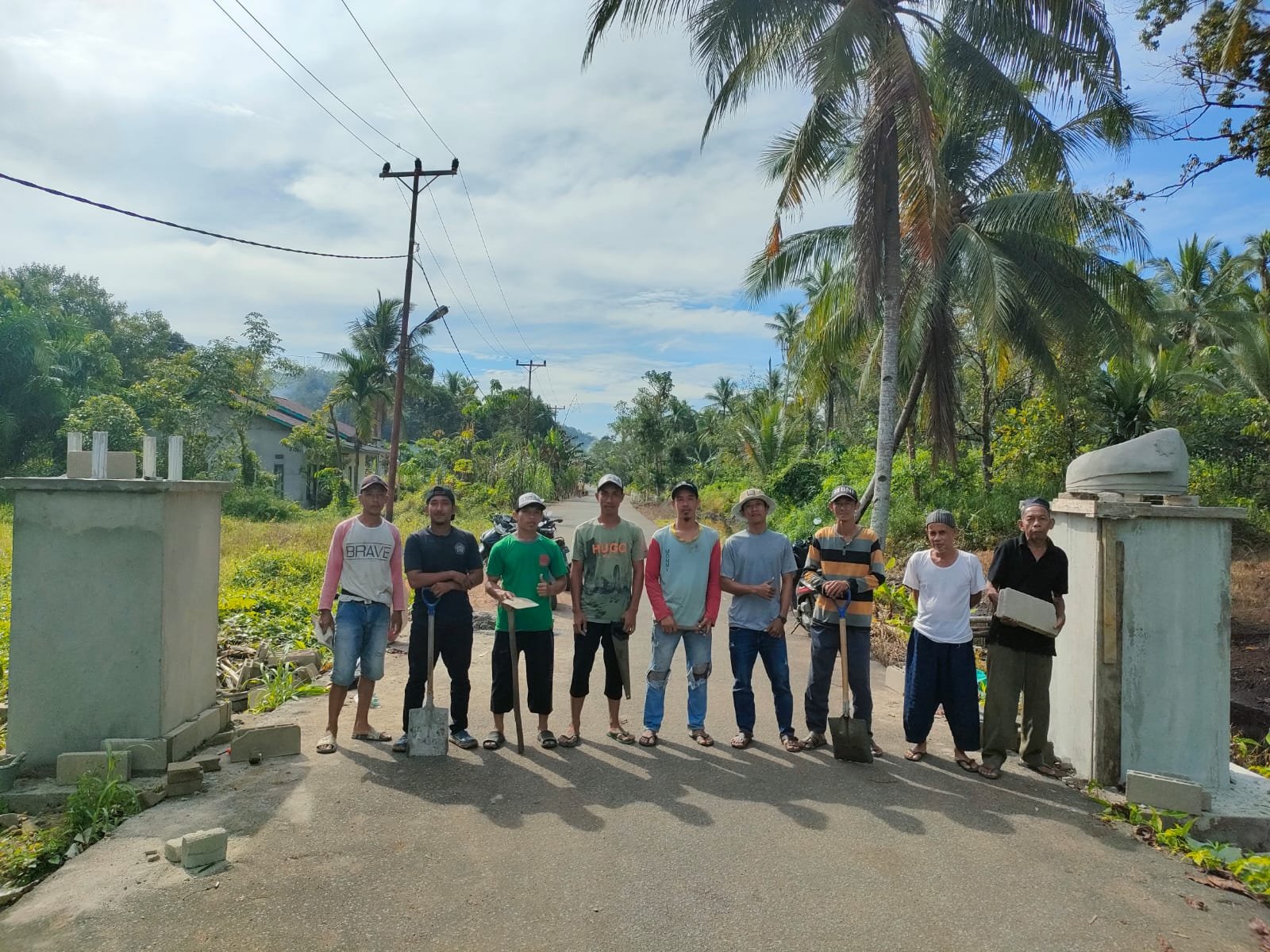 Warga Parit Lintang bangun pintu gerbang di kampung mereka.