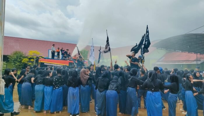 Pelajar SMAN 1 Sungai Pinyuh Gelar Perpisahan dengan Konsep Basah-basahan