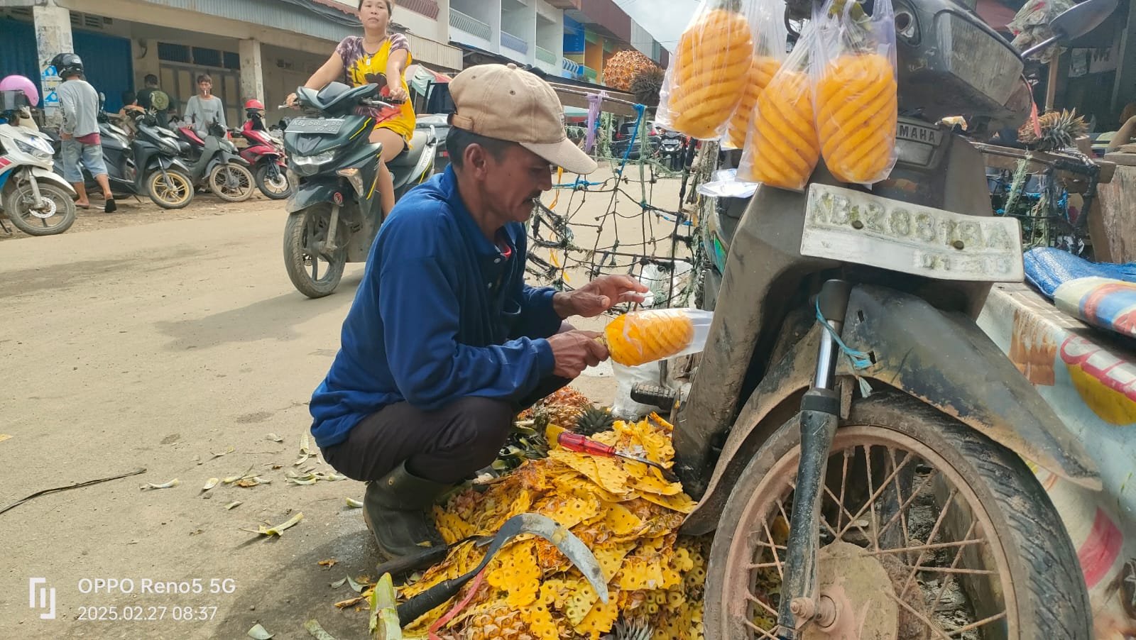 Inilah Kisah Pak Dol, Puluhan Tahun Jual Nanas di Pasar Pagi Sungai Pinyuh
