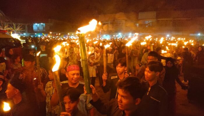 Sungai Pinyuh Menyala, Ribuan Umat Islam Ikuti Pawai Obor Sambut Ramadan