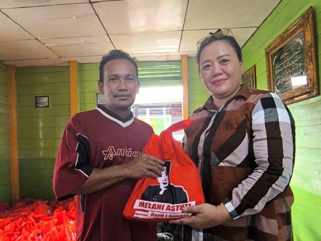 Ketua Komisi II DPRD Kabupaten Sambas, Melani Astuti saat menyalurkan bantuan untuk korban banjir, Sabtu 1 Februari 2025./***